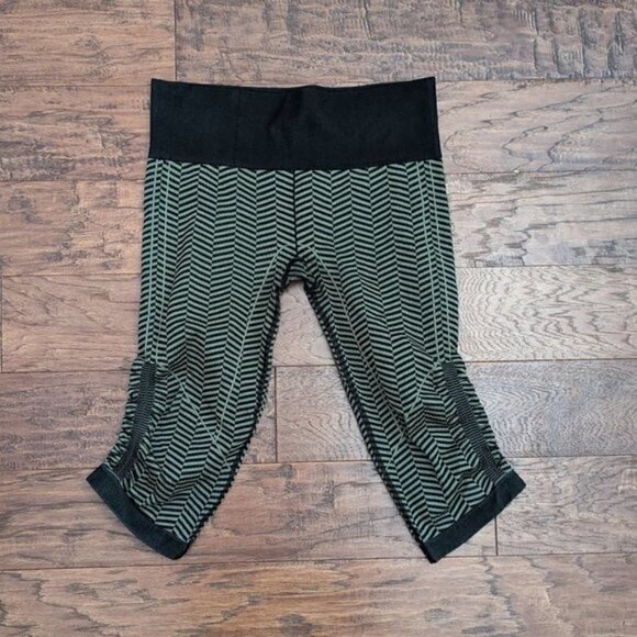 Lululemon Heathered Fatigue Green Black Chevron In the Flow Crops 6 - Picture 3 of 7